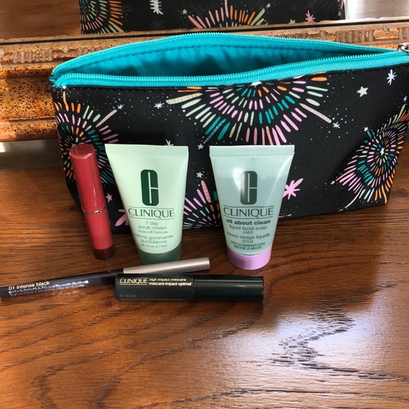 New Clinique 5 piece makeup bundle and makeup bag. - Picture 2 of 2